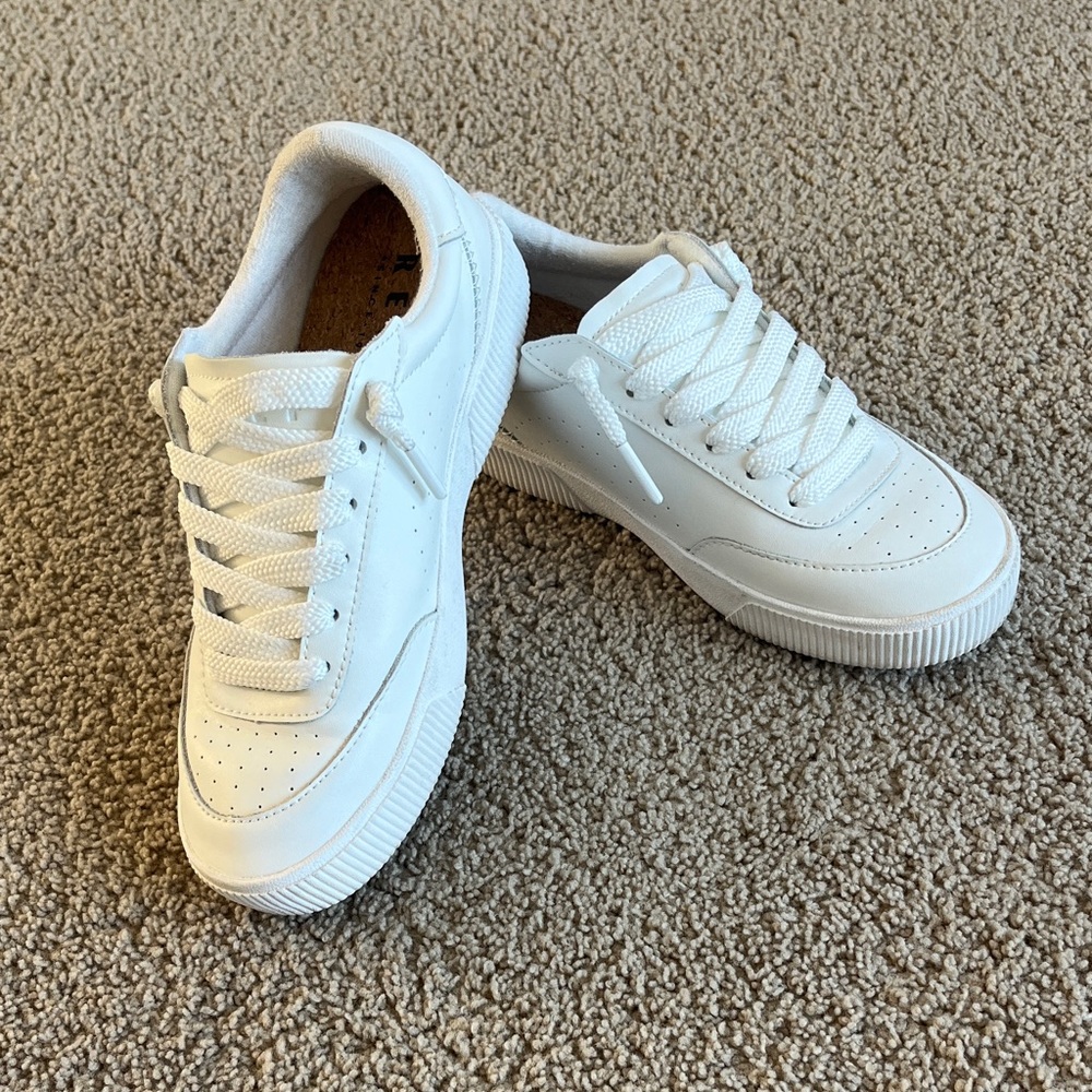 Reef Lay Day Seas white sneakers size 7, slip on